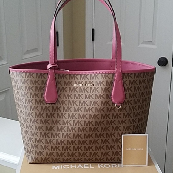 Michael Kors Handbags - 🎁🔥PRICE DROP! MK reversible tote tulip pink🔥🎁